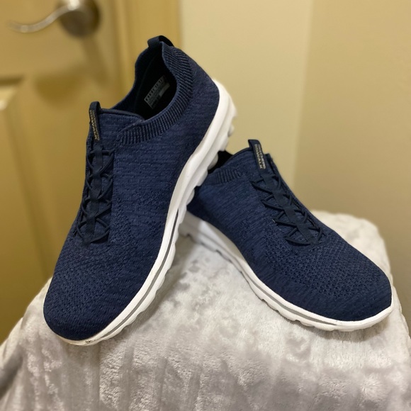 LIKE NEW SKECHERS PERFORMANCE GO WALK Women’s Navy blue/white sneaker, Size 8 - Picture 3 of 8